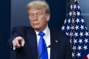 El presidente de EE.UU., Donald J. Trump durante una conferencia de prensa en la Casa Blanca en Washington (EE.UU.). EFE/EPA/SHAWN THEW