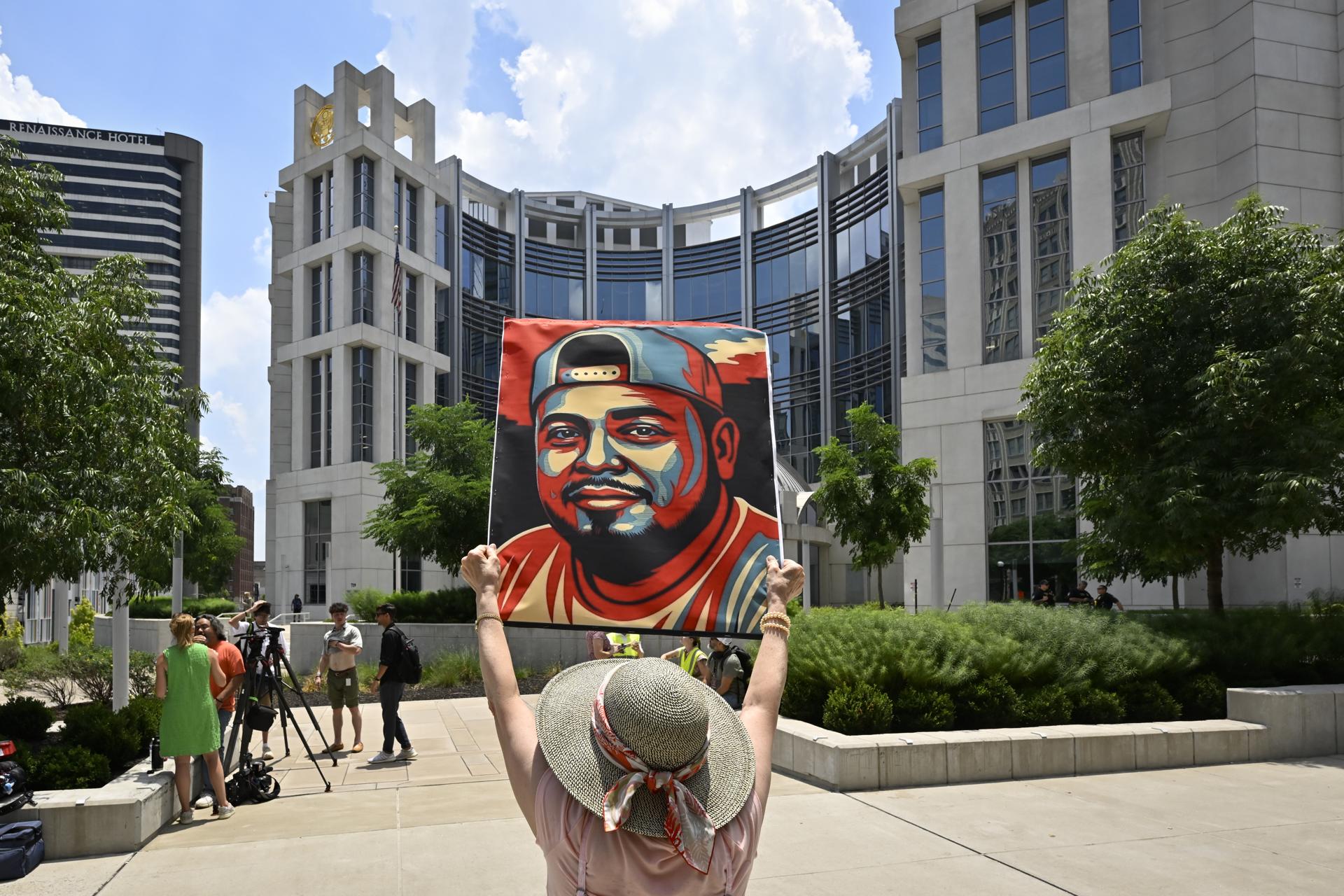 Katheryn Millwee sostiene un cartel con la imagen de Kilmar Armando Abrego García frente al Tribunal de Distrito de los Estados Unidos para el Distrito Medio de Tennessee el día de una audiencia para revisar las condiciones de liberación del salvadoreño. EFE/John Amis