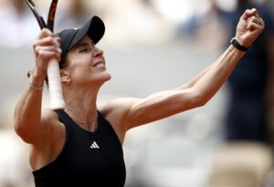 La tenista ucraniana Elina Svitolina celebra haber ganado su partido de la cuarta ronda femenina contra la italiana Jasmine Paolini en el Roland Garros en París, Francia. EFE/EPA/YOAN VALAT