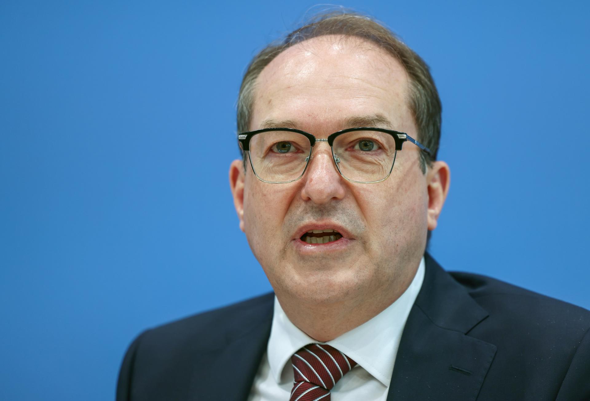 El ministro del Interior alemán, Alexander Dobrindt, asiste a una conferencia de prensa el 10 de junio de 2025. 
EFE/EPA/HANNIBAL HANSCHKE