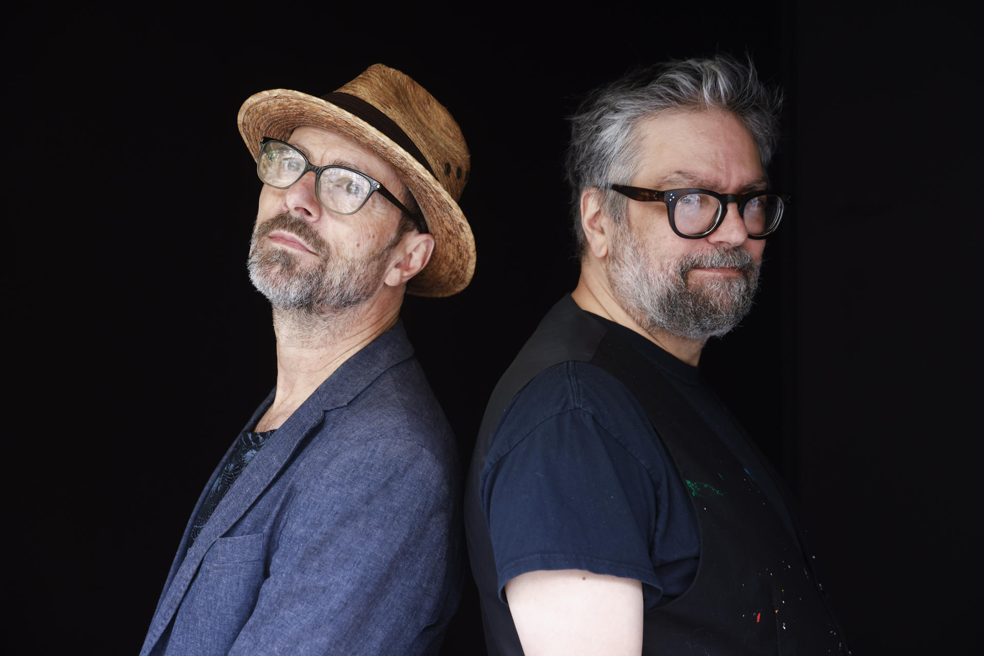 El músico argentino Kevin Johansen (i) y su compatriota Liniers (d), dibujante e ilustrador, se unen de nuevo en 'Desde que te Madrid', un disco resultado de la grabación de su concierto compartido en la capital española, sobre el que ambos explican a EFE que "una buena canción está repleta de imágenes y un buen cuadro, de ruido". EFE/ Quique García