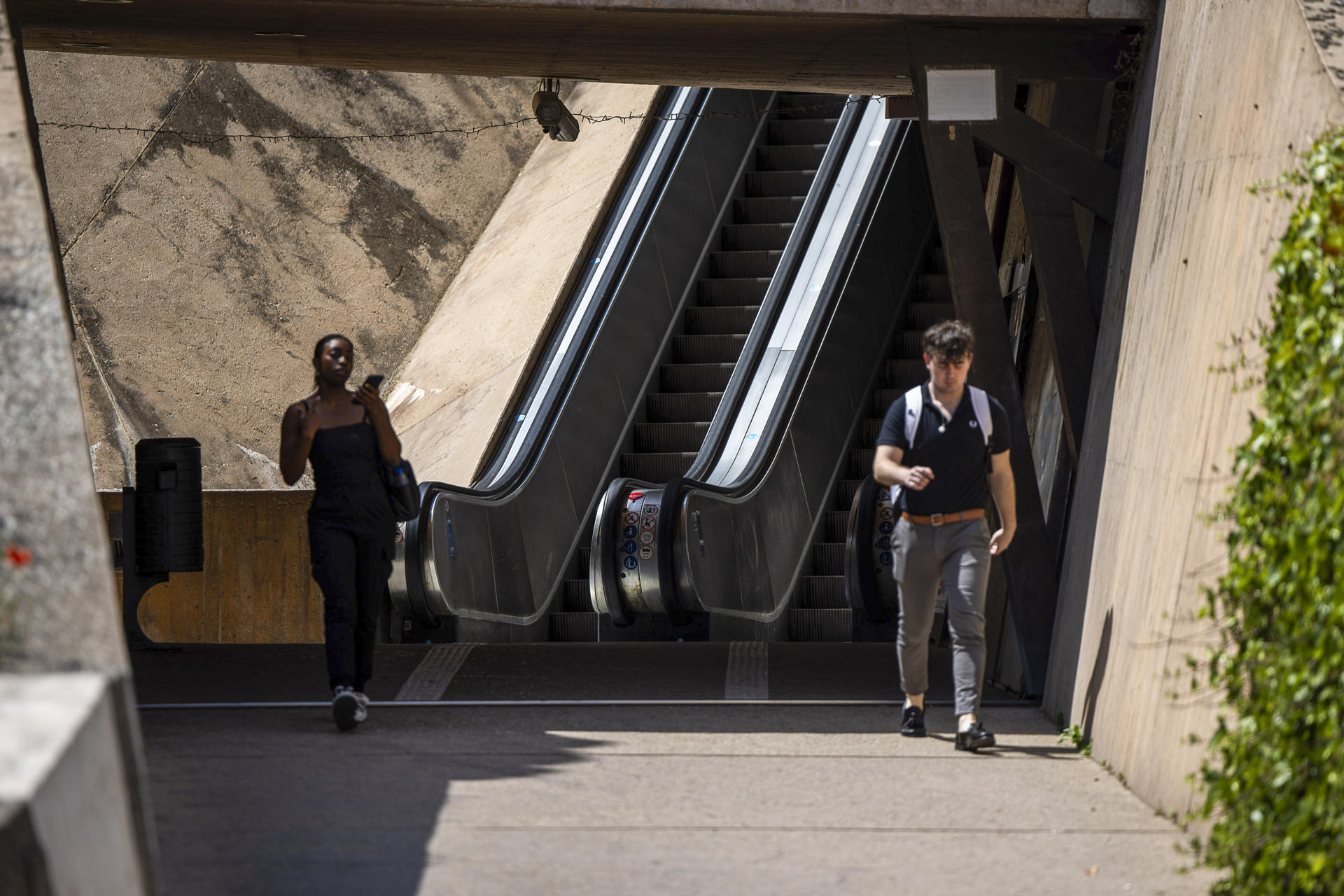 Las escaleras mecánicas de Recaredo en Toledo cumplen este viernes 25 años, durante los cuales se han convertido en un motivo de "orgullo" para los toledanos y una muestra de "hospitalidad" de la ciudad; reto que afronta también Cuenca, que está construyendo sus primeros remontes mecánicos. EFE/Ismael Herrero