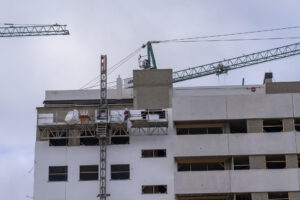 Imagen de archivo de unas viviendas en construcción en Teruel.EFE/ Antonio García