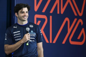 El piloto Carlos Sainz ofrece una rueda de prensa este sábado antes de rodar por primera vez en Madrid a los mandos del Williams FW45 por la parte urbana del futuro circuito Madring F1 que acogerá el GP de España de Fórmula uno 2026. EFE/ Victor Lerena