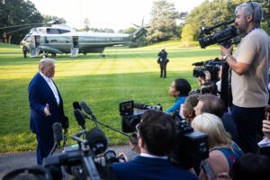 El presidente de Estados Unidos, Donald Trump, habla con los periodistas en el Jardín Sur de la Casa Blanca en Washington (EE.UU.). EFE/EPA/FRANCIS CHUNG / POOL