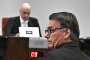 El expresidente de Brasil Jair Bolsonaro (d) participa en la segunda sesión de interrogatorio ante el Tribunal Supremo este martes, en Brasilia (Brasil). EFE/ Andre Borges