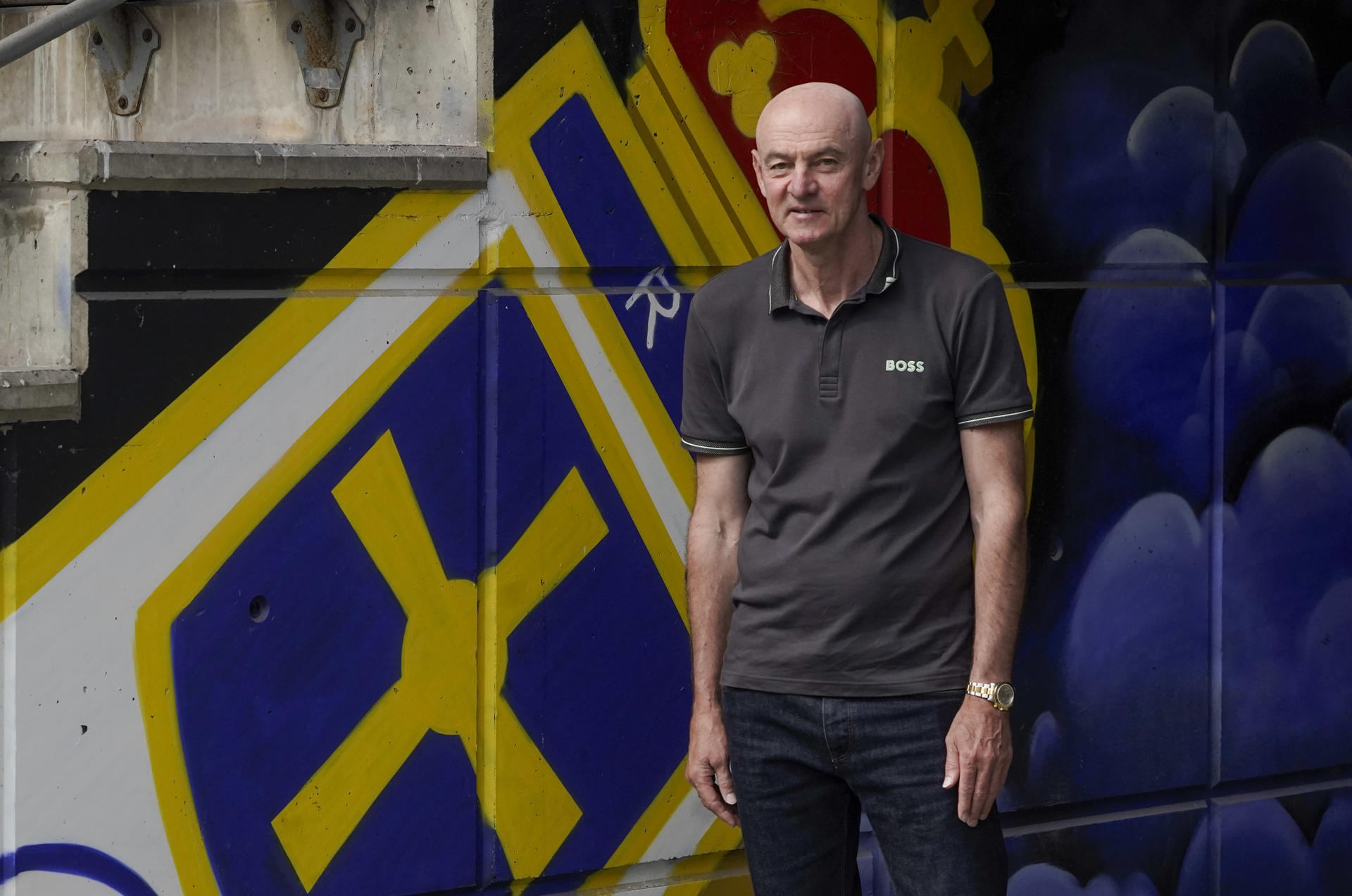 El excapitán y exjugador del Real Oviedo, Viktor Onopko, actual segundo entrenador de Rusia durante el último entrenamiento del equipo en el Estadio Carlos Tartiere en Oviedo, de cara al partido de vuelta de la final del play-off ante el Mirandés. EFE/Paco Paredes