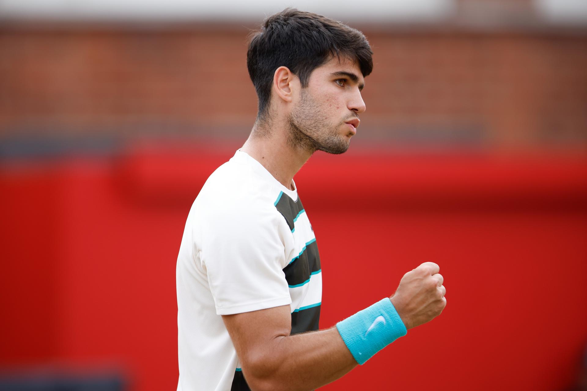 Carlos Alcaraz tras vencer en semifinales a Roberto Bautista (6-4 y 6-4), en Queen's. .EFE/EPA/DAVID CLIFF