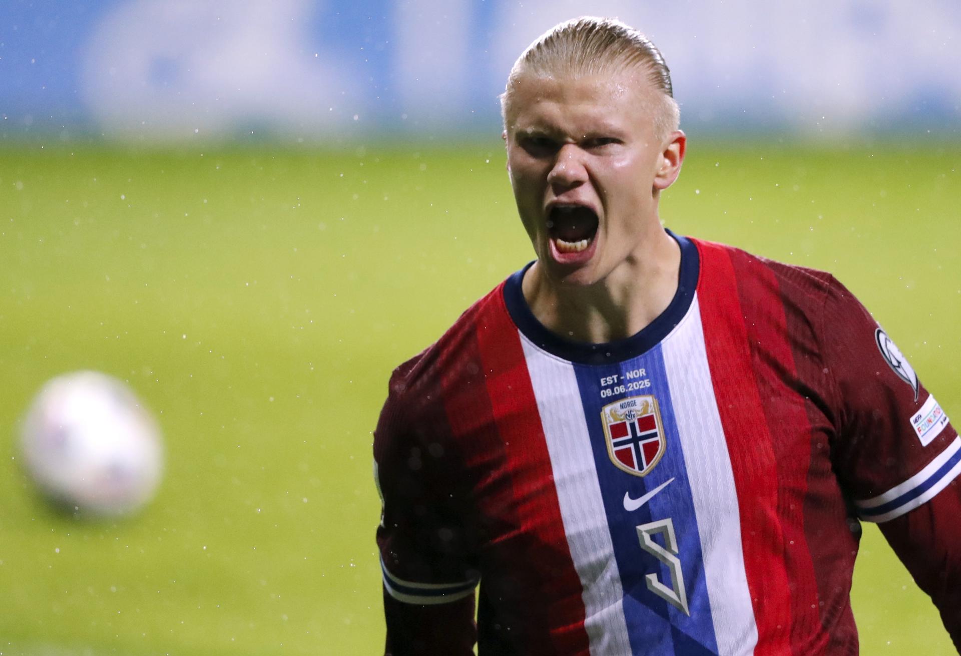 El delantero noruego Erling Haaland celebra el 1-0 durante el partido de la clasifiación para el Mundial de 2026 que han jugado Estonia y Nuega en Tallín, Estonia. EFE/EPA/TOMS KALNINS