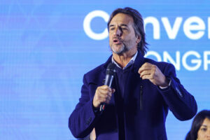 El expresidente de Uruguay Luis Lacalle Pou habla este sábado, durante la Convención del Partido Nacional en Montevideo (Uruguay). Lacalle Pou aseguró que al Partido Nacional le tocó estar en el lugar indicado en el peor momento de la historia moderna de la humanidad, haciendo referencia a la pandemia de la covid-19. EFE/ Gastón Britos