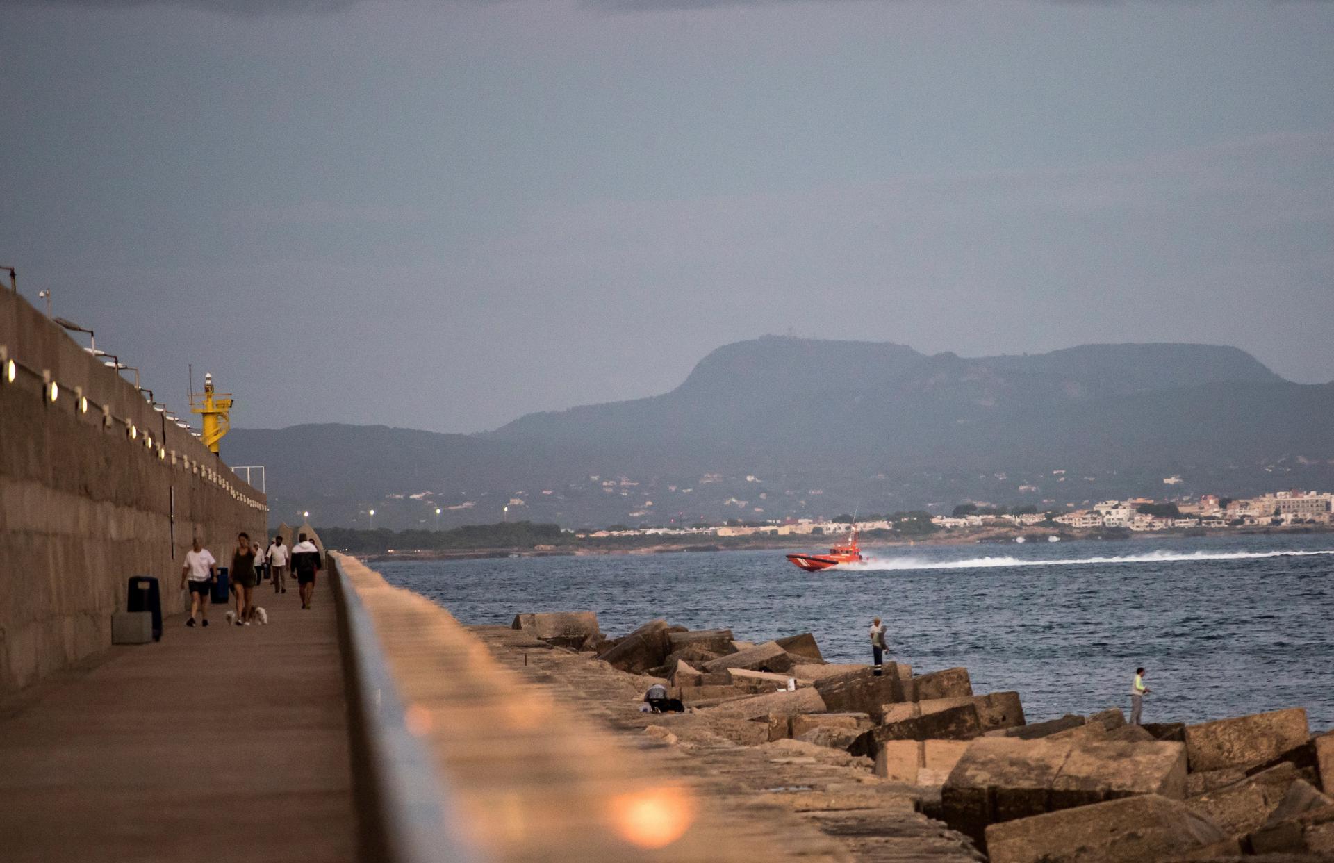 Imagen de archivo de una barca de Salvamento Marítimo llegando al puerto de Palma con varios migrantes rescatados. EFE/ Atienza