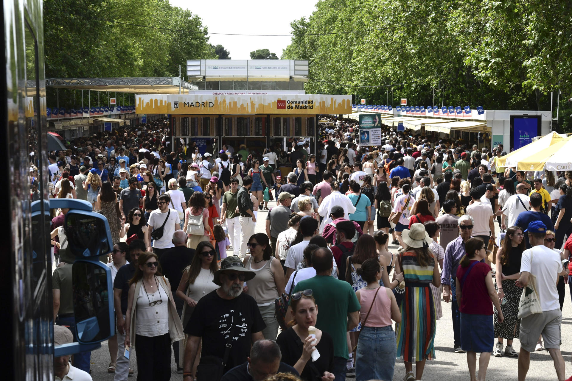 Ambiente de público en la Feria del Libro de Madrid, este domingo. EFE/Víctor Lerena
