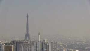 Imagen de archivo de contaminación en París. EFE/Javier Albisu