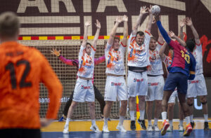 Los jugadores del Ademar León defienden ante Dika Mem, del Barça, durante la final de la Copa del Rey de balonmano, disputada este domingo en el polideportivo Artaleku de Irun (Gipuzkoa). EFE/Javier Etxezarreta