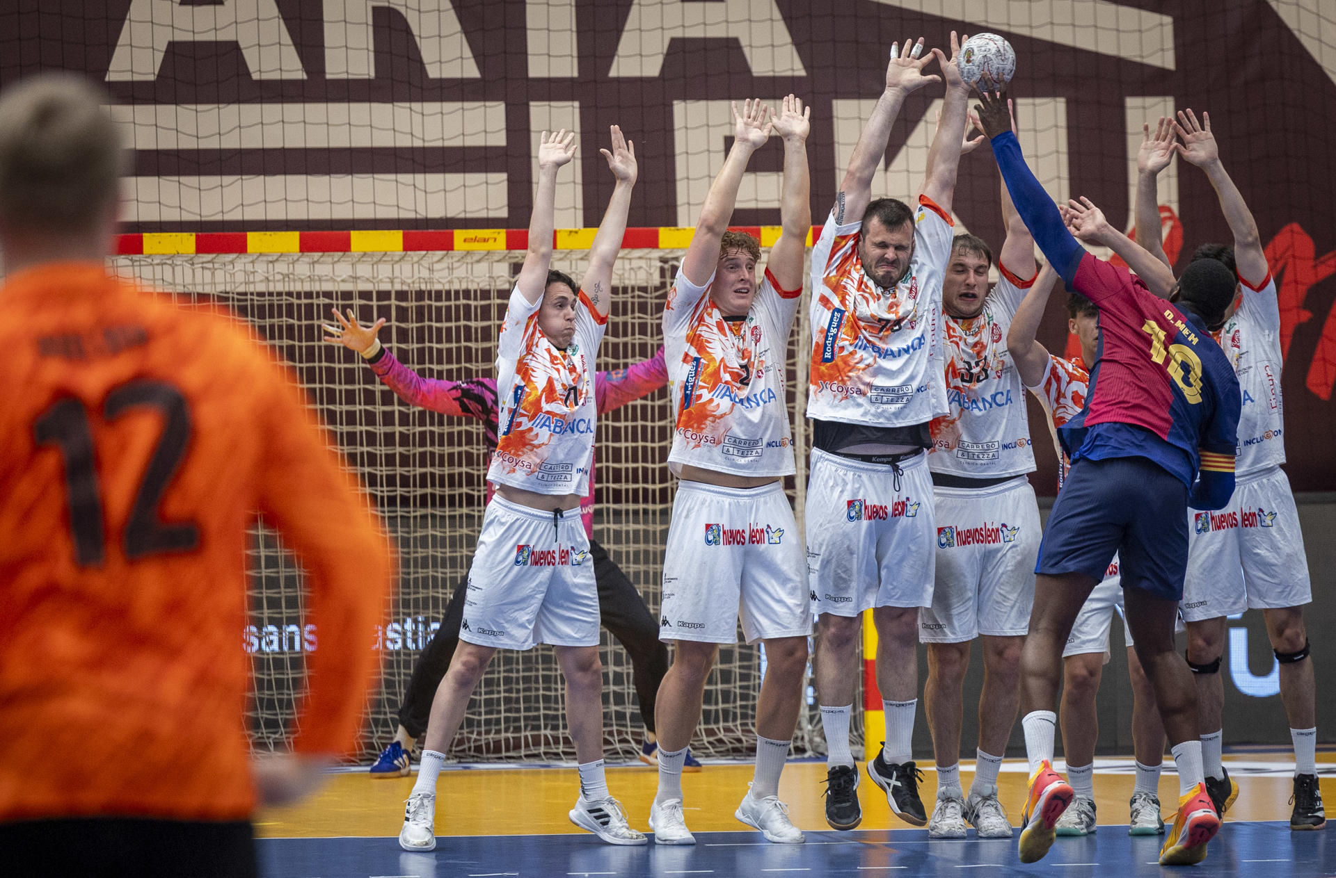 Los jugadores del Ademar León defienden ante Dika Mem, del Barça, durante la final de la Copa del Rey de balonmano, disputada este domingo en el polideportivo Artaleku de Irun (Gipuzkoa). EFE/Javier Etxezarreta
