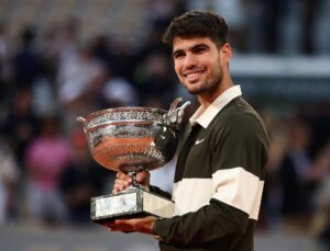 Carlos Alcaraz posa con la Copa de los Mosqueteros, tras imponerse en la finalde Roland Garros al italiano Jannik Sinner, en un partido que duró 5 horas y 29 minutos. EFE/EPA/TERESA SUAREZ