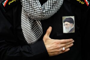 Fotografía de archivo de un devoto iraní que lleva un retrato del líder supremo de Irán, ayatolá Alí Jamenei. EFE/ Abedin Taherkenareh