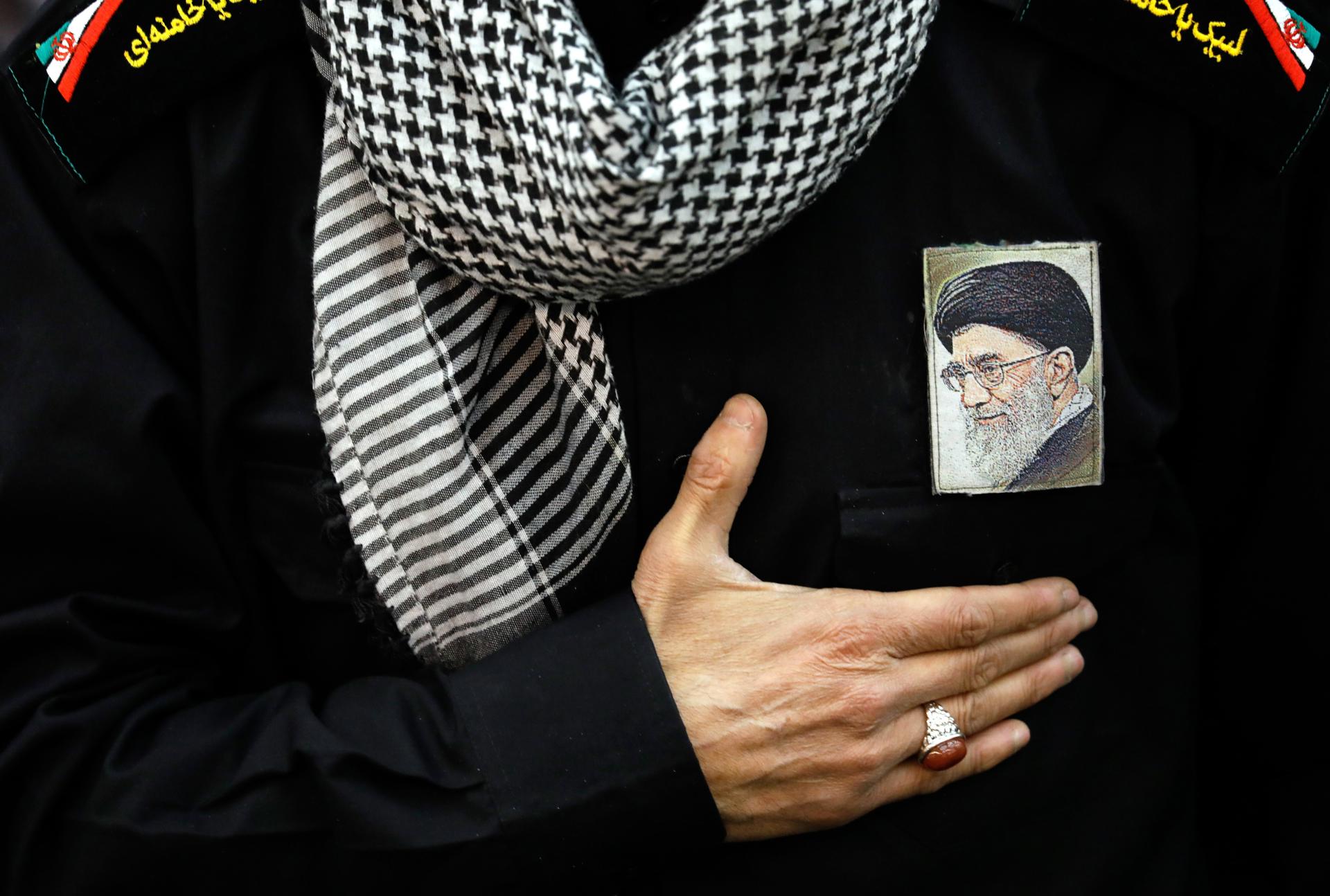 Fotografía de archivo de un devoto iraní que lleva un retrato del líder supremo de Irán, ayatolá Alí Jamenei. EFE/ Abedin Taherkenareh