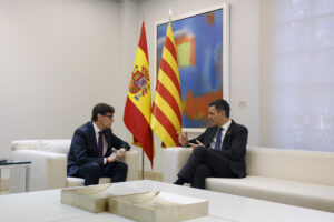 Foto de archivo del presidente del Gobierno, Pedro Sánchez, y el presidente de la Generalitat, Salvador Illa, en una reunión en Moncloa el pasado mes de noviembre. EFE/ JJ Guillén