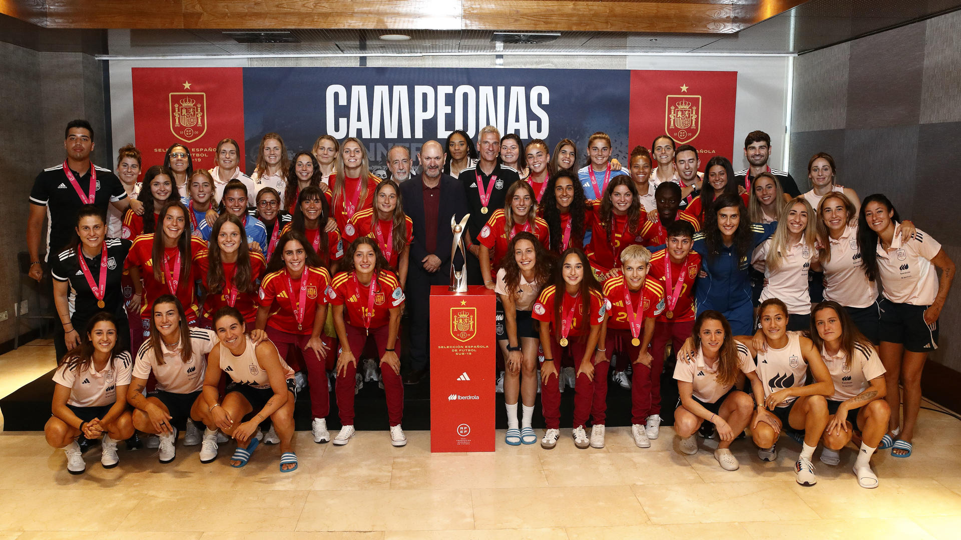 Un momento del acto homenaje a la Selección Española Femenina Sub-19 tras proclamarse campeonas en el Europeo de Polonia y que ha contado con la presencia del presidente de la RFEF, Rafael Louzán, así como las integrantes de la selección absoluta. EFE/RFEF