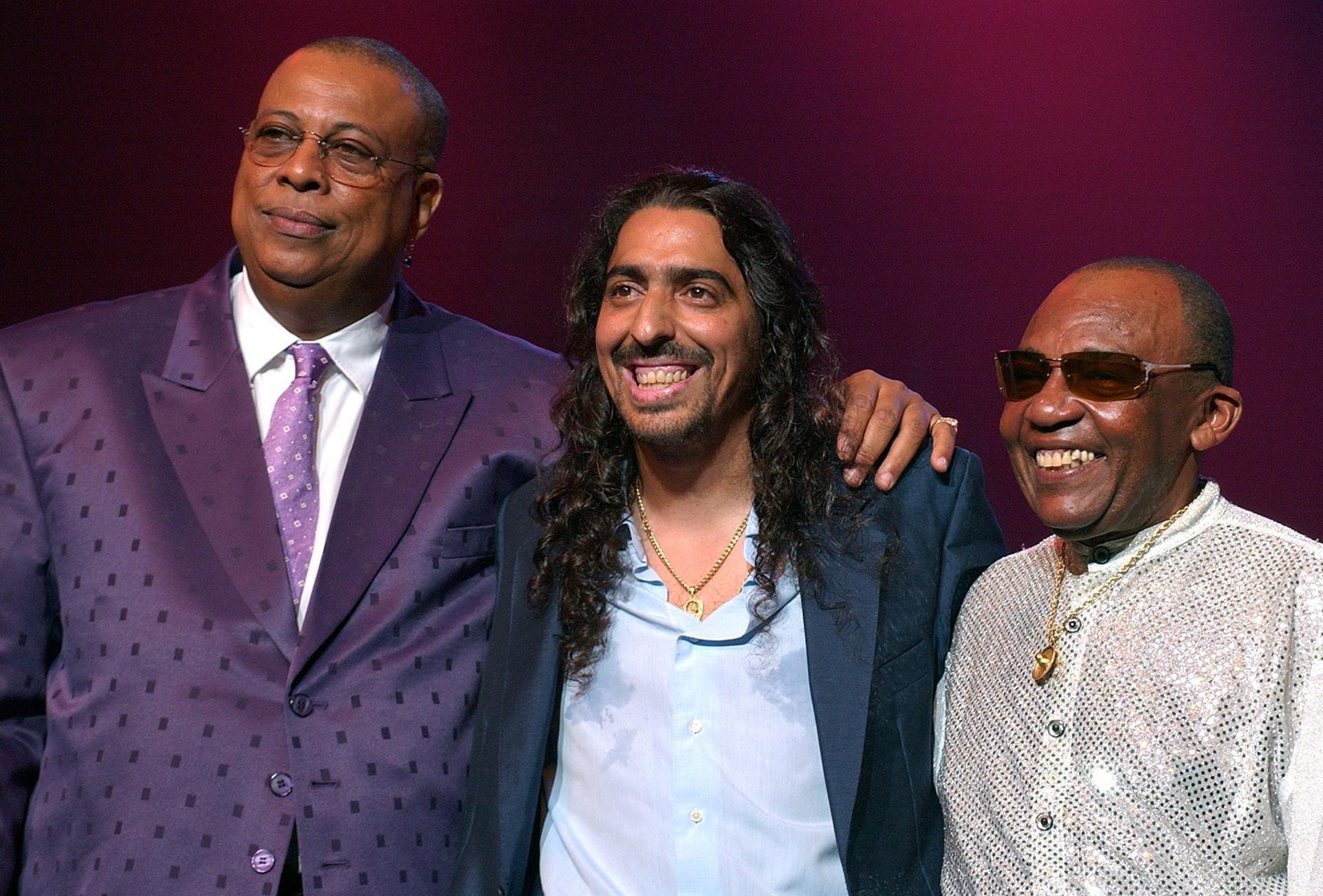Fotografía del 28 de mayo de 2004 que muestra a Changuito (derecha) junto a Chucho Valdés (izquierda) y Diego El Cigala (centro) en el teatro Karl Marx de La Habana (Cuba). EFE/Alejandro Ernesto
