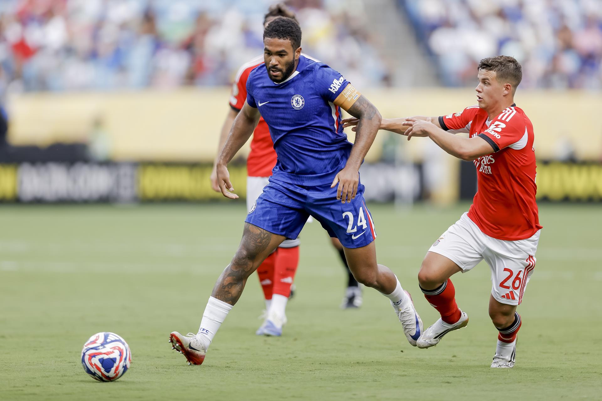 Reece James (i), del Chelsea, anotó el primer gol ante el Benfica en el Mundial de Clubes. EFE/EPA/BRIAN WESTERHOLT
