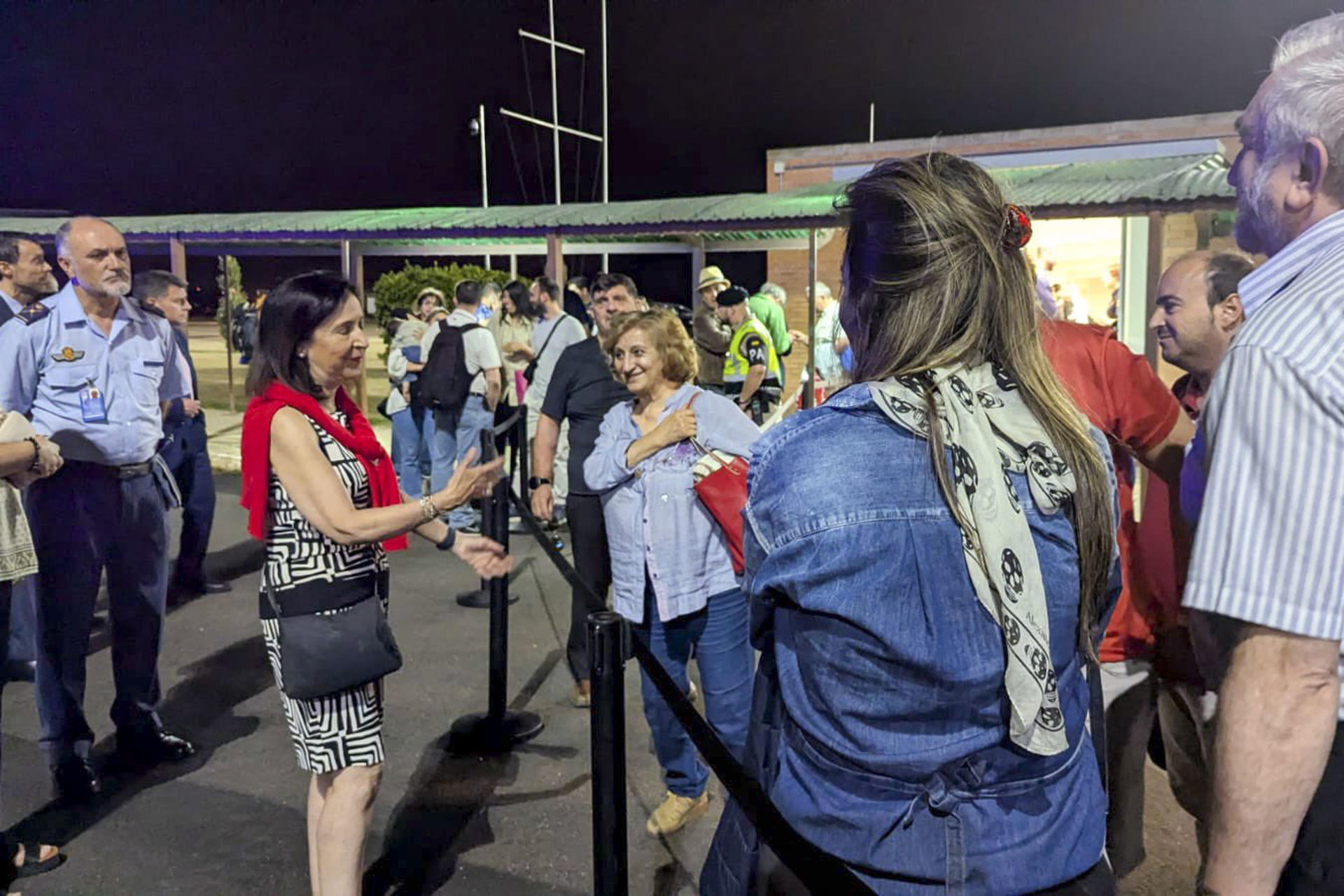 La ministra española de Defensa, Margarita Robles (2i), recibe en la base militar de Torrejón de Ardoz (Madrid) a los primeros españoles que el Ministerio de Asuntos Exteriores de España ha evacuado de Israel e Irán debido a la escalada de tensión. A lo largo de este noche se esperaba la llegada de dos aviones del Ejército del Aire con españoles evacuados, uno procedente de Jordania con el grupo más numeroso, de unas 200 personas, y otro procedente de Armenia con otros 40 españoles. EFE/Ministerio de Defensa SOLO USO EDITORIAL/SOLO DISPONIBLE PARA ILUSTRAR LA NOTICIA QUE ACOMPAÑA (CRÉDITO OBLIGATORIO)