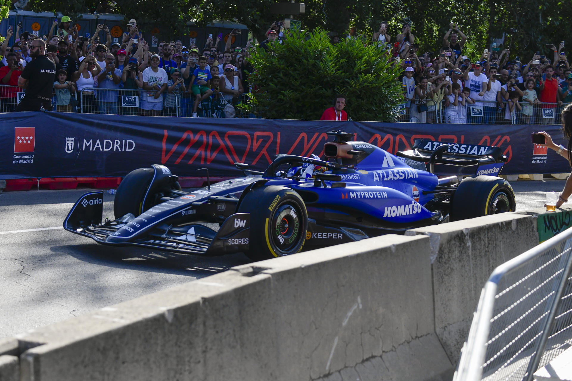 El piloto Carlos Sainz durante la exhibición ofrecida a los mandos del Williams FW45 por la parte urbana del futuro circuito Madring F1 que acogerá el GP de España de Fórmula Uno 2026. EFE/Víctor Lerena