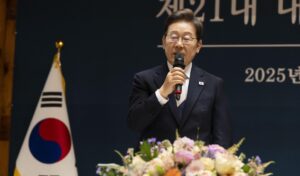 El presidente de Corea del Sur, Lee Jae-Myung habla durante una reunión con líderes del partido después de su investidura, en la Asamblea Nacional en Seúl. EFE/EPA/JEON HEON-KYUN / POOL