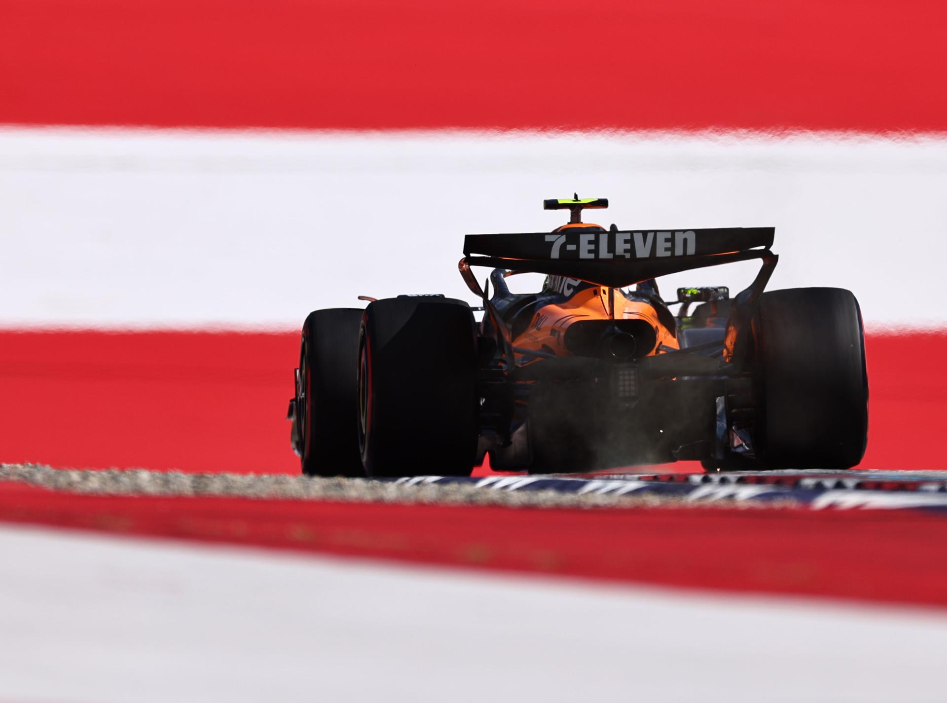 El inglés Lando Norris (McLaren) en el Gran Premio de Austria, el undécimo del Mundial de Fórmula Uno, que se disputa en el Red Bull Ring de Spielberg, en Estiria.EFE/EPA/ANNA SZILAGYI