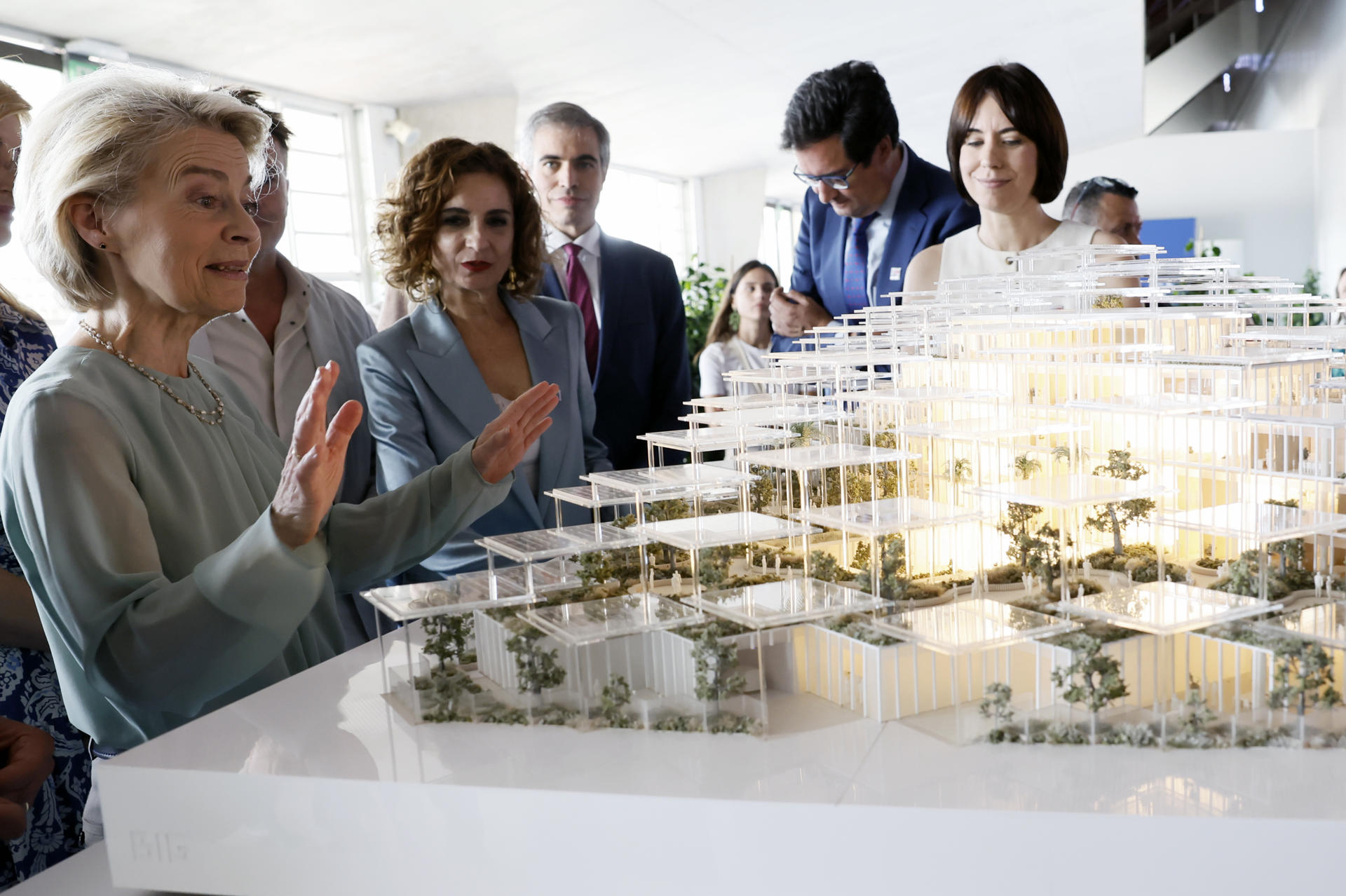 La presidenta de la Comisión Europea, Ursula von der Leyen (i), observa la maqueta de la futura sede del Centro Común de Investigación (JRC), acompañada de la vicepresidenta primera y ministra de Hacienda, María Jesús Montero (2i), el ministro para la Transformación Digital y de la Función Pública, Óscar López (2d) y la ministra de Ciencia, Innovación y Universidades, Diana Morant, momentos antes del acto de inicio de las obras del edificio que estará ubicado en la isla de la Cartuja de Sevilla. EFE/José Manuel Vidal