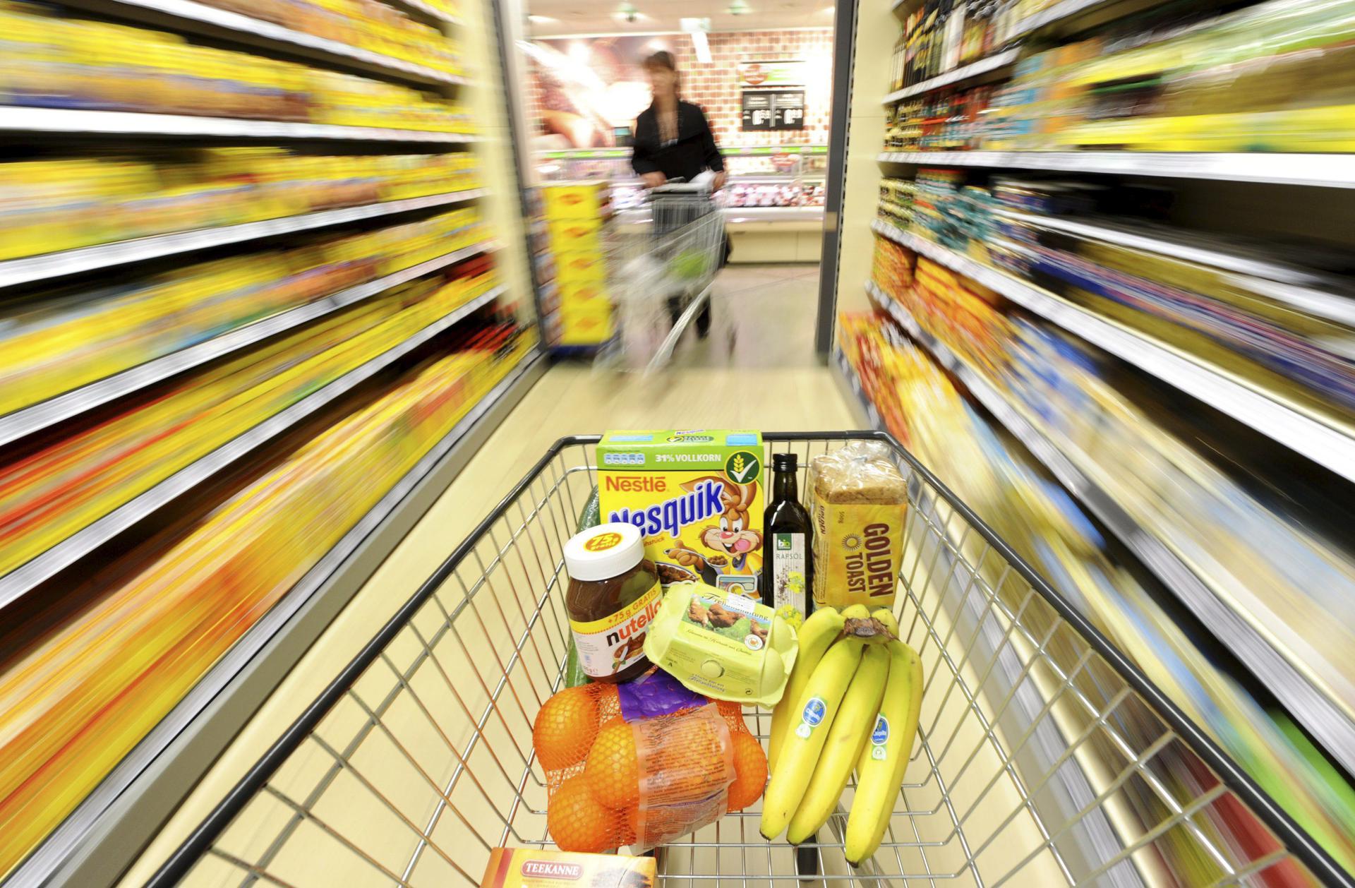 Un carrito de la compra en un pasillo de un supermercado en Muelheim Ruhr (Alemania).EFE/JULIAN ATENSCHULTE/Archivo