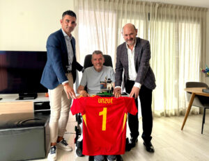 El presidente de la Real Federación Española de Fútbol , Rafael Louzán (d), junto al presidente del Comité de Entrenadores, Iván Cancela (i), ha entregado a Juan Carlos Unzué el 'Banquillo de Platino' , reconocimiento del Comité de Entrenadores de la RFEF por ser un referente para el fútbol español tanto dentro como fuera del terreno de juego. EFE/RFEF***SOLO USO EDITORIAL/SOLO DISPONIBLE PARA ILUSTRAR LA NOTICIA QUE ACOMPAÑA (CRÉDITO OBLIGATORIO)***