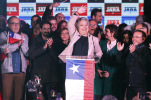 La comunista, Jeannette Jara (c), festeja su triunfo este domingo, en Santiago (Chile). EFE/ Elvis González