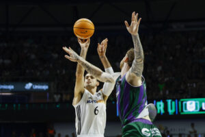 El alero del Real Madrid Alberto Abalde (i) lanza a canasta ante Olek Balcerowski, de Unicaja, durante el cuarto partido de semifinales de la Liga Endesa que Unicaja Málaga y Real Madrid disputaron en el pabellón José María Martín Carpena. EFE/Jorge Zapata