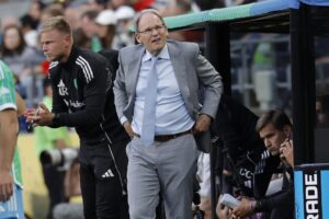 El entrenador de los Seattle Sounders, Brian Schmetzer, durante el partido contra el Botafogo, en la primera jornada del Mundial de Clubes. EFE/EPA/JOHN G. MABANGLO