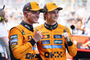 El piloto australiano del equipo McLaren Oscar Piastri (d), líder del Mundial, y el piloto británico del equipo McLaren Lando Norris, celebran el primer y segundo puesto respectivamente en el Gran Premio de España de Fórmula Uno, hace dos domingos en el circuito de Barcelona-Cataluña, en Montmeló (Barcelona).- EFE/ Siu Wu