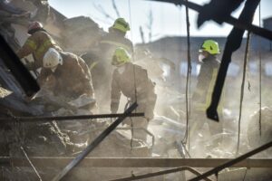 Equipos de salvamento en Kremenchuk, en la región de Poltava, en una imagen de archivo. EFE/EPA/OLEG PETRASYUK