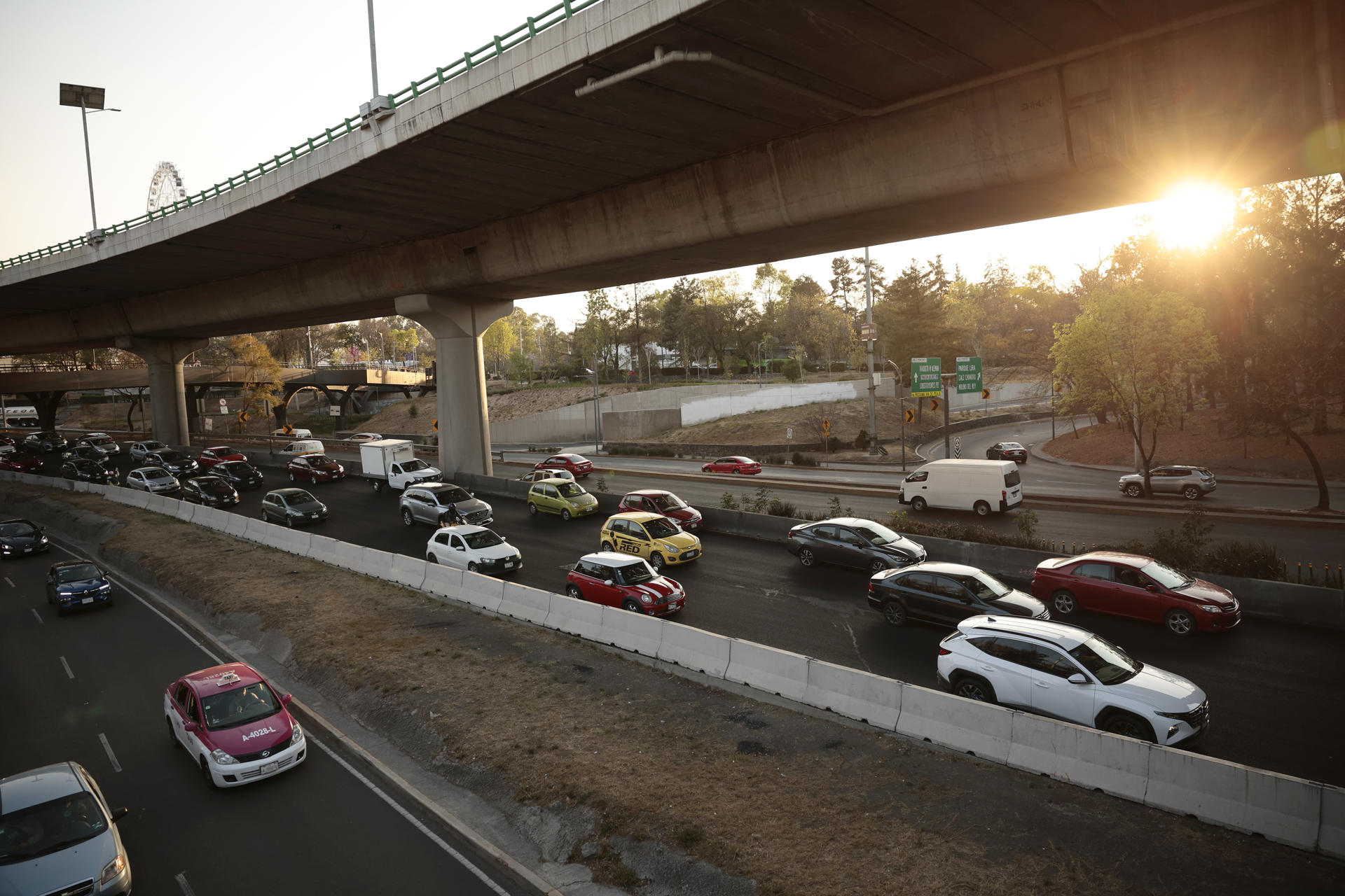 Fotografía del tráfico vehicular el 22 de febrero de 2024 en la Ciudad de México (México). EFE/José Méndez