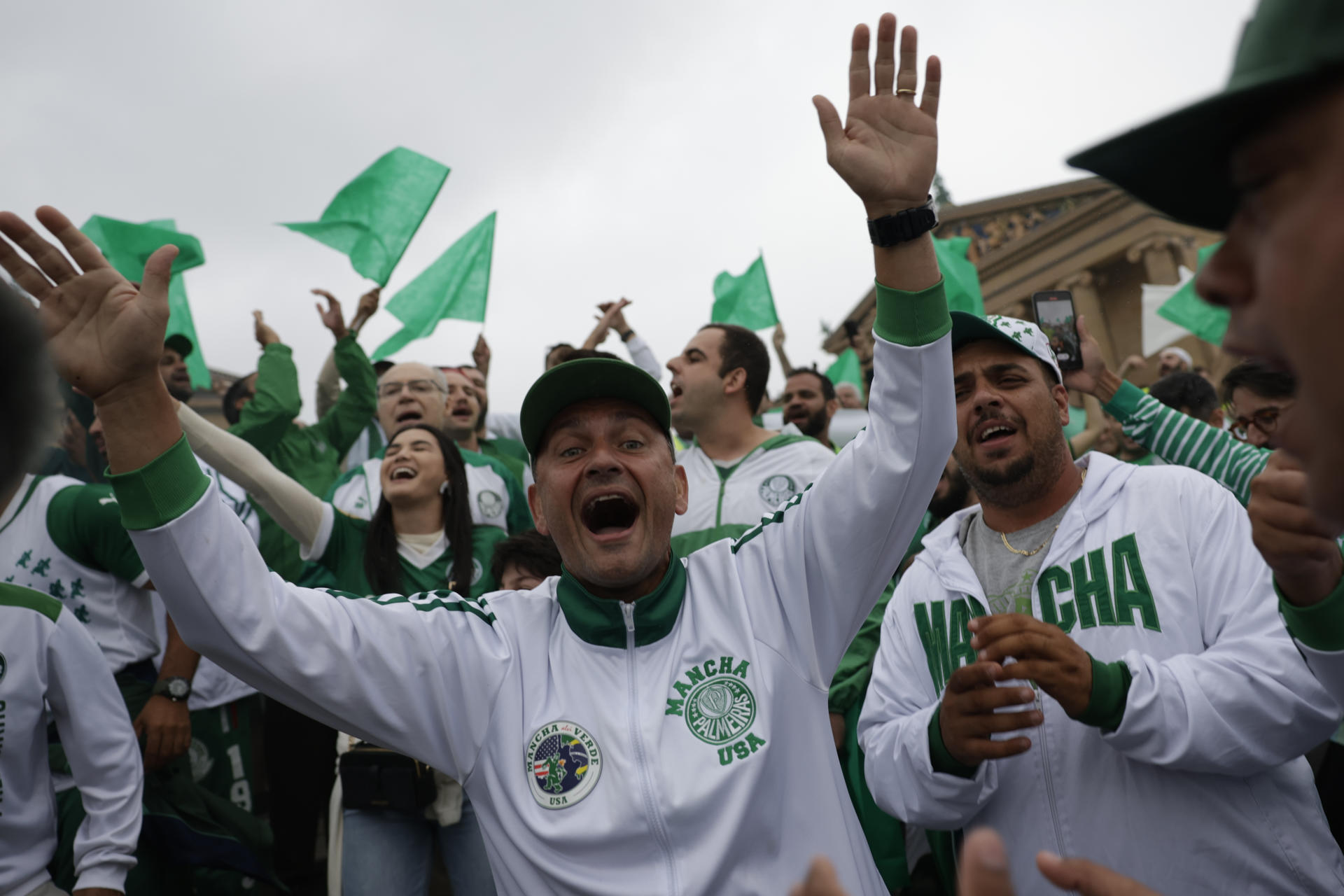Aficionados de Palmeiras animan a su equipo frente a la estatua del boxeador Rocky Balboa en Filadelfia (Estados Unidos). EFE/ Andre Coelho