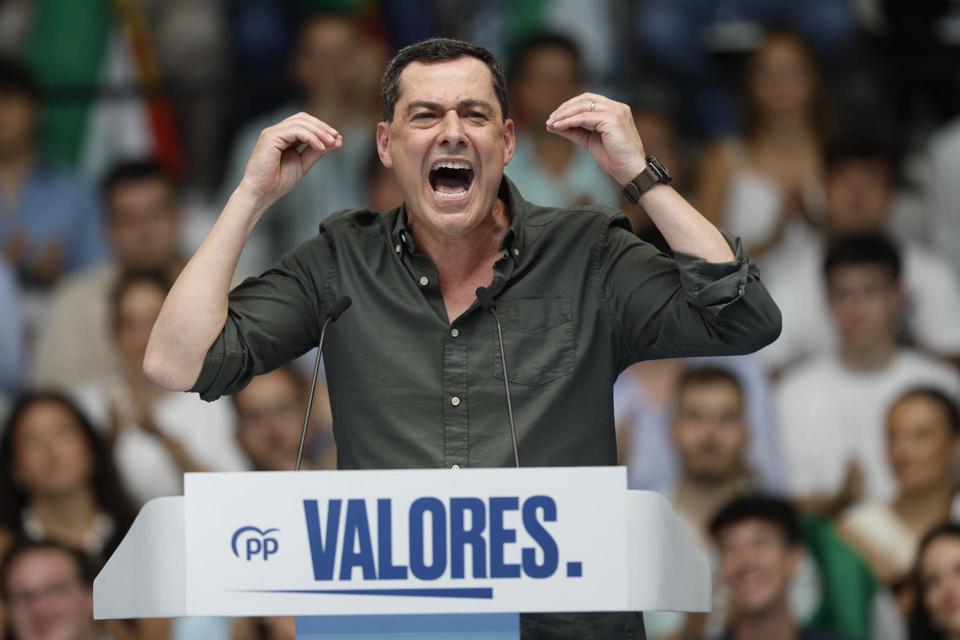El presidente regional del partido y de la Junta de Andalucía, Juanma Moreno, interviene en un acto público con el lema "Málaga por la democracia" como colofón a una semana en la que los populares han insistido en pedir elecciones anticipadas tras la dimisión del ex secretario de organización del PSOE, Santos Cerdán, por su presunta vinculación con el caso Koldo y los cobros de comisiones. EFE/ Jorge Zapata
