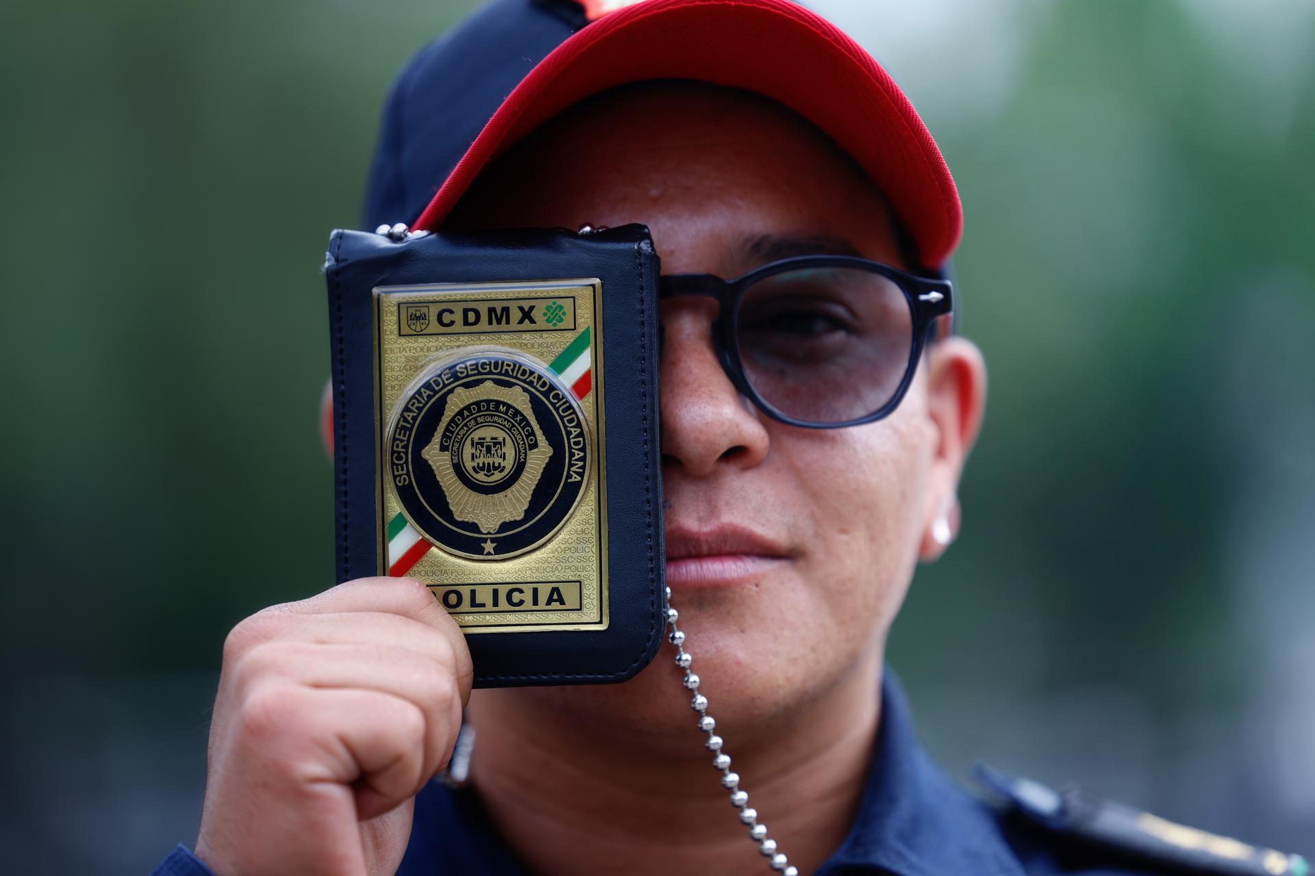 El oficial de la Policía Bancaria Industrial (PBI) Orel Morales, posa con su placa durante una entrevista con EFE este jueves en Ciudad México (México). EFE/ Sáshenka Gutiérrez