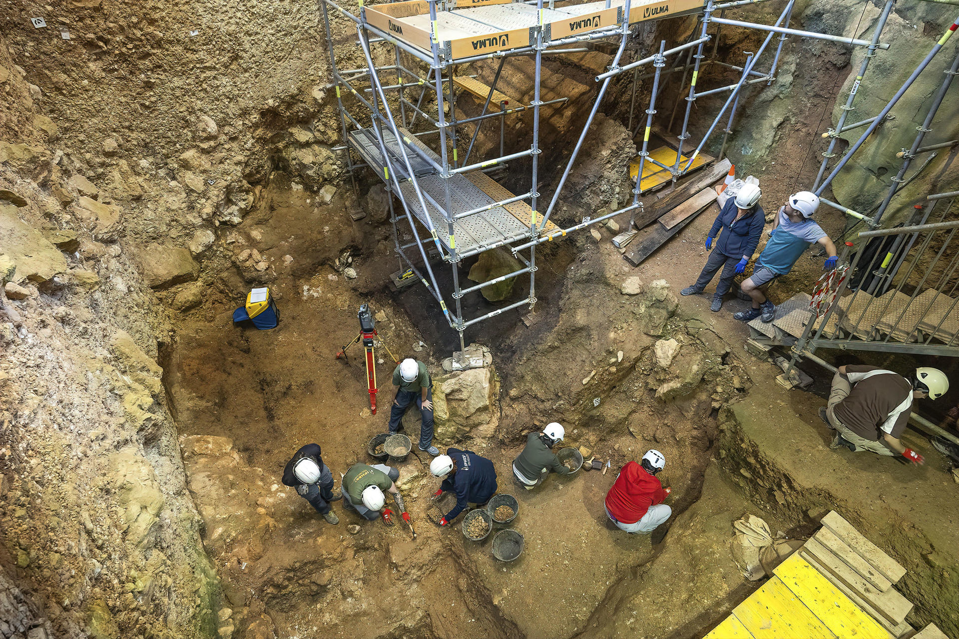 Comienzo de la campaña de excavaciones en los yacimientos de la sierra de Atapuerca, en el yacimiento de la Sima del Elefante. EFE/Santi Otero