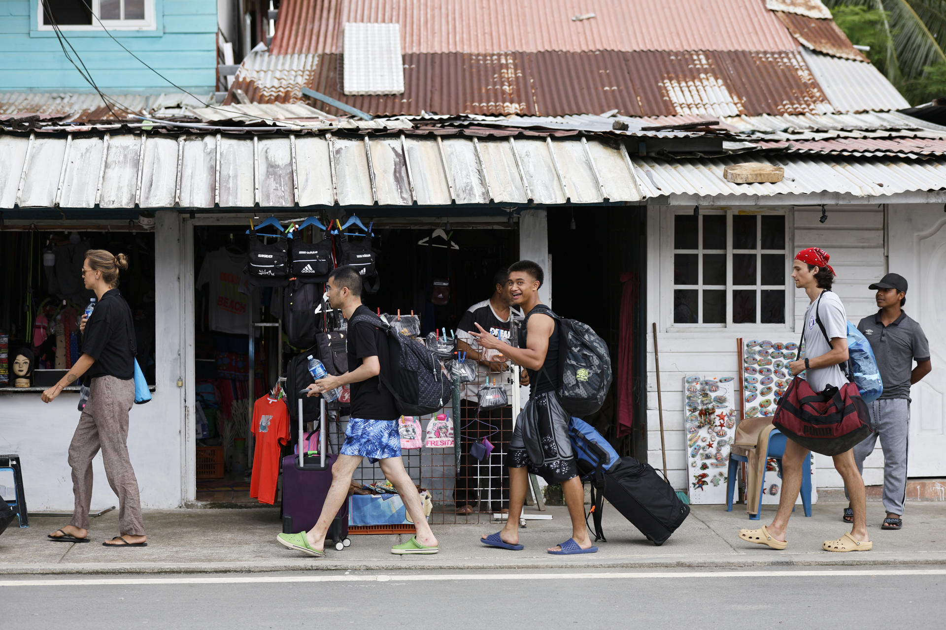 Personas caminan por una calle este lunes en Isla Colón, provincia de Bocas del Toro (Panamá). EFE/Bienvenido Velasco