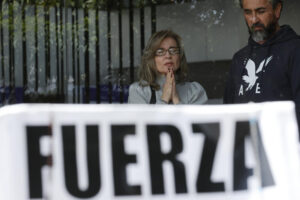 Una mujer reza por la salud del senador Miguel Uribe este lunes, en la Clínica Santa Fe de Bogotá en Bogotá (Colombia). EFE/ Mauricio Dueñas Castañeda