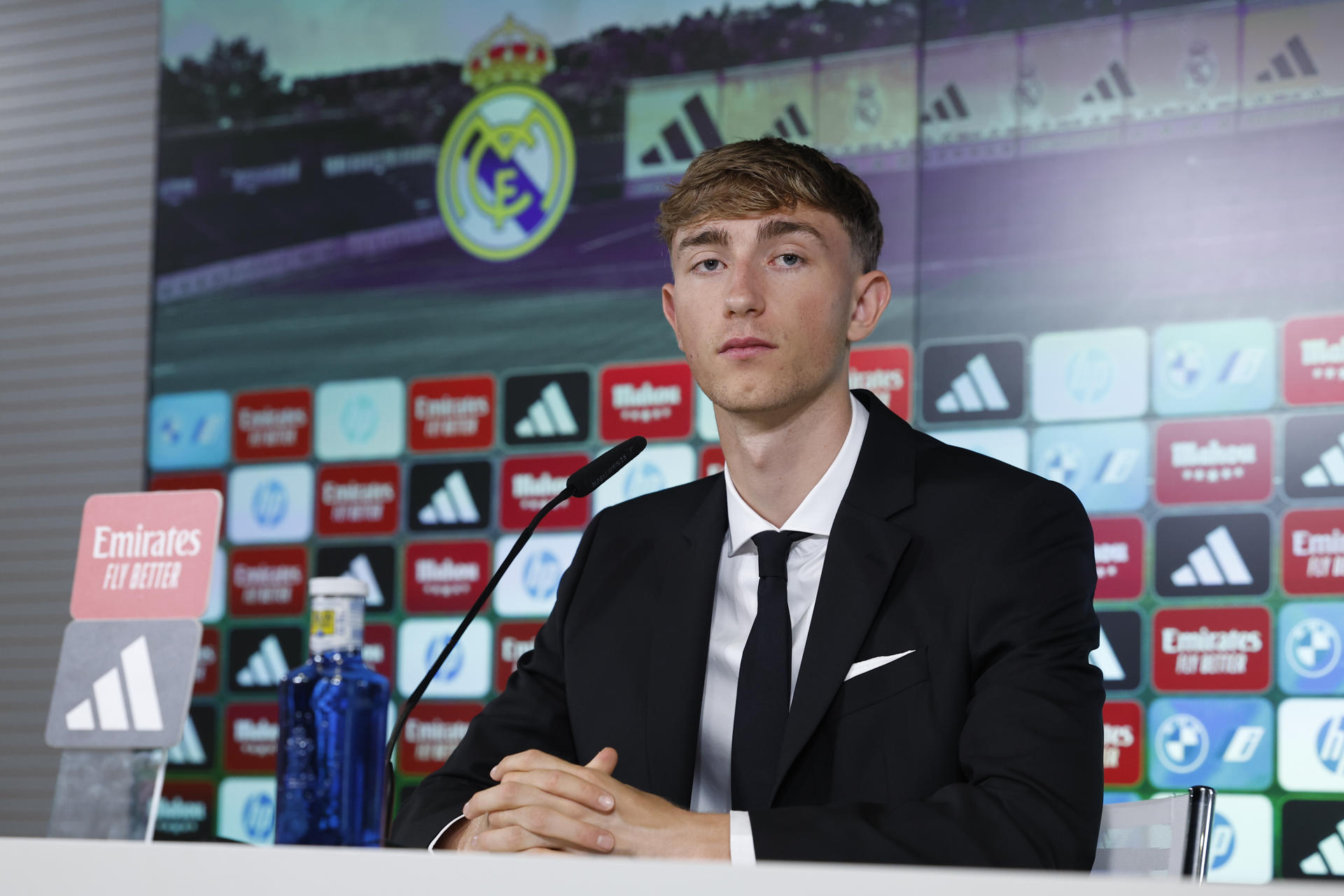 El defensa central internacional español Dean Huijsen, durante su presentación como nuevo jugador del Real Madrid, en la Ciudad Deportiva de Valdebebas. EFE/Chema Moya