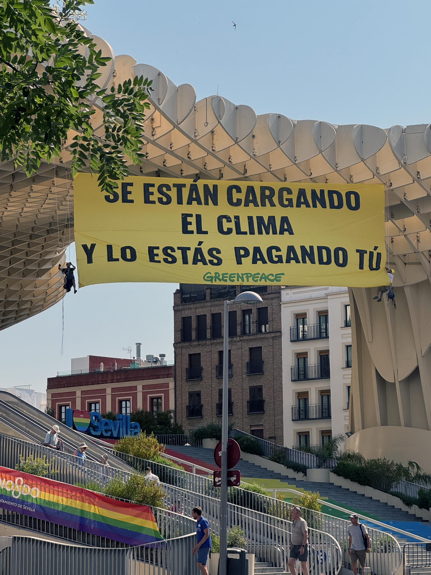 Greenpeace ha desplegado una gran pancarta a unos veinte metros de altura en el espacio conocido como las Setas en el centro de Sevilla, con el lema "se están cargando el clima y lo estás pagando tú", en el marco de la Cuarta Conferencia Internacional sobre la Financiación para el Desarrollo de Naciones Unidas (FfD4), que se celebra en la capital hispalense.EFE/Lucas Haurie