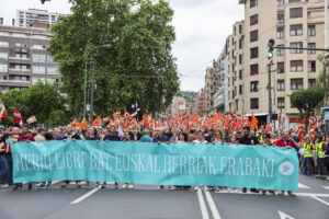 Manifestación convocada por la iniciativa ciudadana a favor del derecho a decidir 'Gure Esku' este sábado en Bilbao. EFE/ Luis Tejido
