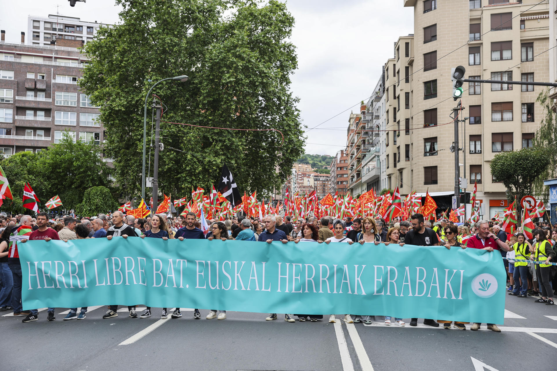 Manifestación convocada por la iniciativa ciudadana a favor del derecho a decidir 'Gure Esku' este sábado en Bilbao. EFE/ Luis Tejido