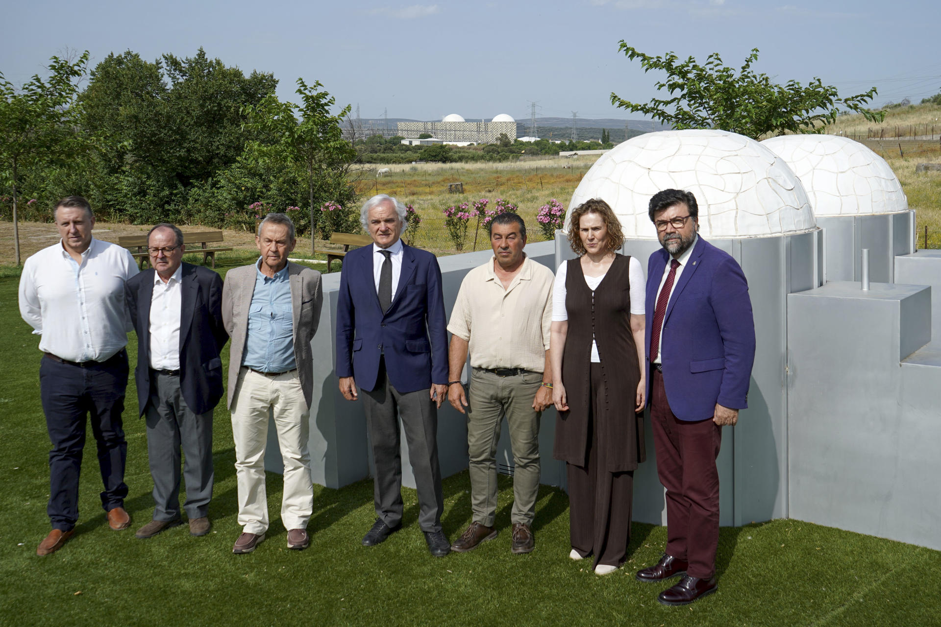 El presidente de la Confederación Empresarial de Madrid (Ceim), Miguel Garrido (c), junto con responsables de la Confederación Regional Empresarial Extremeña (Creex) y de la Confederación Empresarial de Madrid (Ceim), visitan este lunes las instalaciones de la central nuclear de Almaraz. EFE/EDUARDO PALOMO
